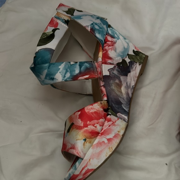 Floral-print wedge sandals - Picture 5 of 9